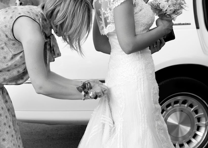 kuma pomaže oblačiti mladenki vjenčanicu