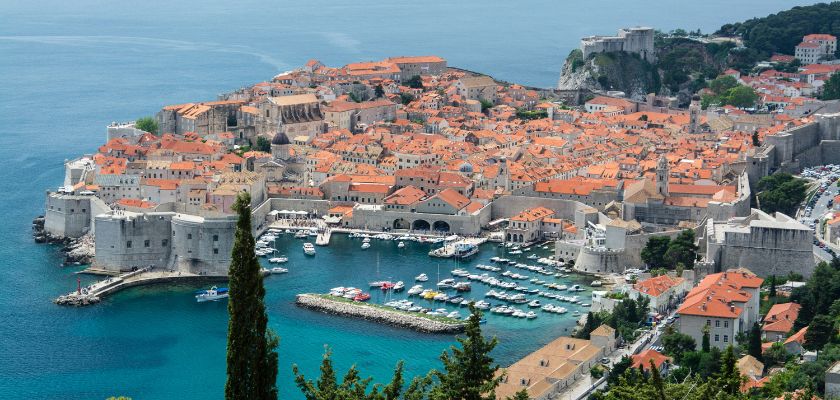 Popularne konobe u Dalmaciji uključujući one u Splitu, Hvaru, Brači i manje poznatim mjestima