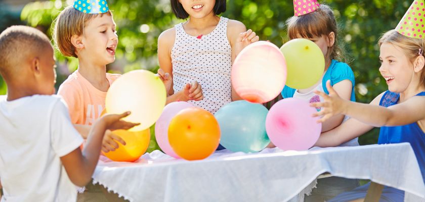 šareni baloni i dječja igra 