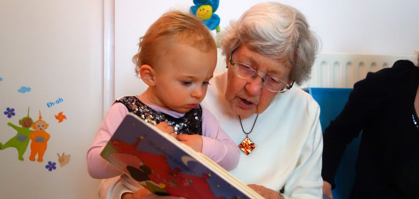 Bakica čita unuci priče - provođenje kvalitetnog vremena