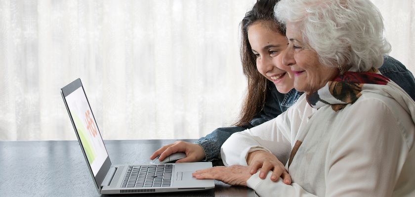Učenje bake kako se koristi laptop
