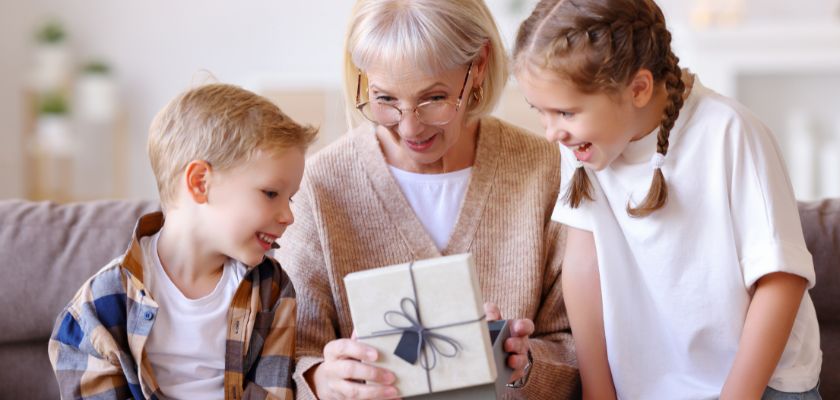 Darivanje bake - odnos bake i unuka - poštovanje i sreća