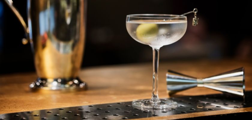 Čaša Martinija na stolu