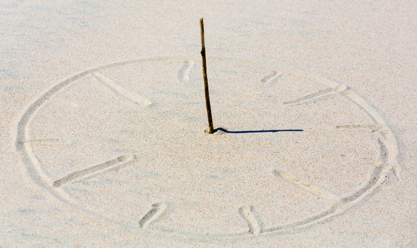 Sunčani sat je uređaj koji pokazuje vrijeme pomoću sjene koju baca štapić na brojčanik. 