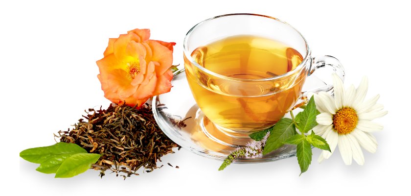 Čaj serviran u staklenoj šalici, i sa strane dekoracije i sviježe cvijeće.