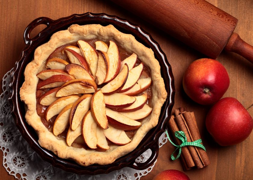 Pečena pita od jabuke u keramičkom pekaču. 