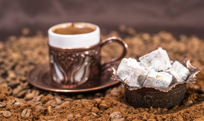 Poslužite tursku kavu i uživajte u njenom bogatom okusu i mirisu.