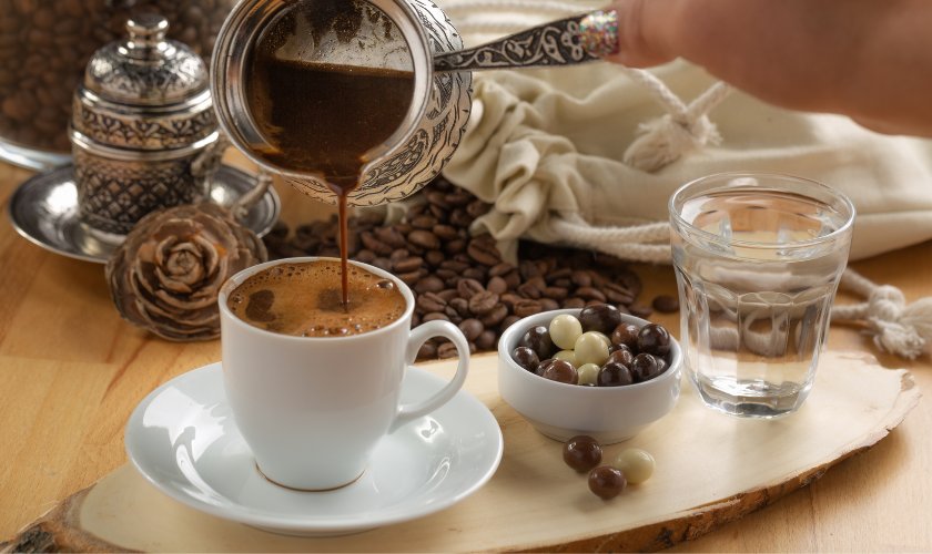Turska kava je poznata po svom bogatom okusu, aromi i jedinstvenoj pripremi.