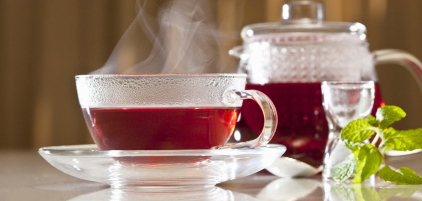 Čaj od aronije - šalica i čajnik