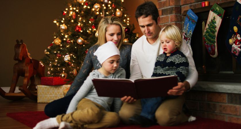 Roditelji pričaju božićne priče djeci