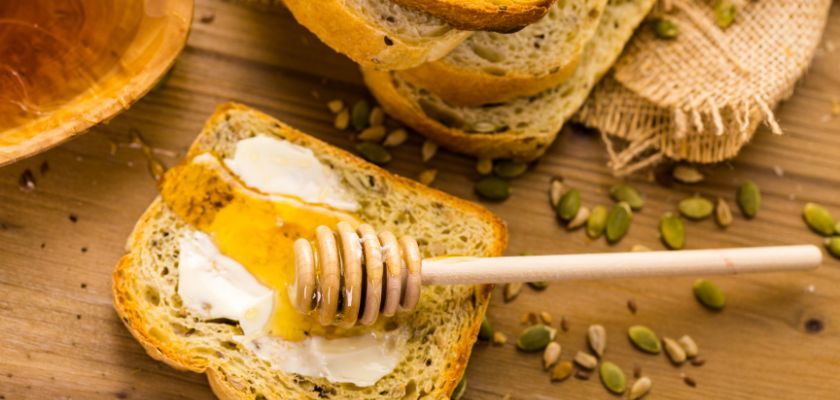 autentičan sourdough kruh namazan s maslacom i medom