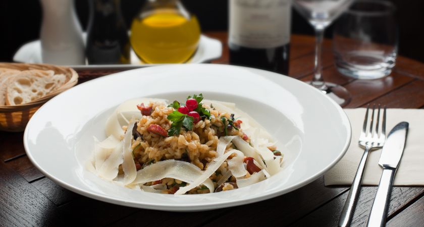 Rižoto je jedno od najomiljenijih jela u mediteranskoj kuhinji, a ovaj vegetarijanski recept će vas oduševiti svojom bogatom aromom i okusom.