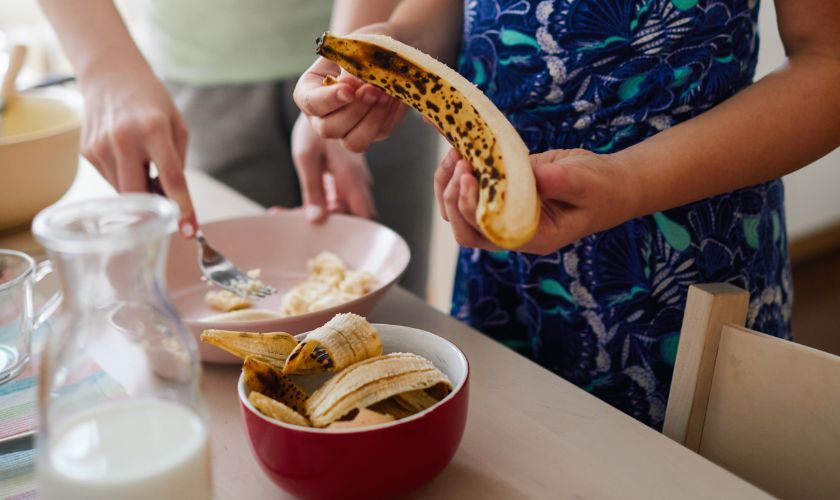 priprema banana breada - guljenje banana
