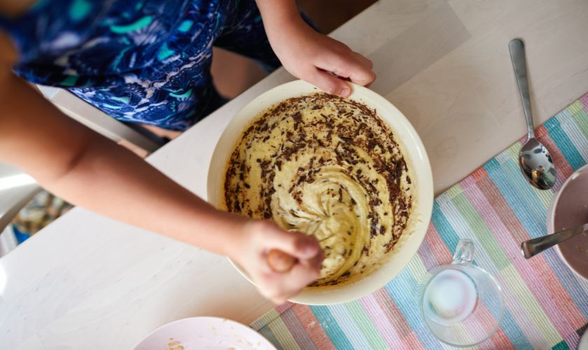 priprema banana breada - mijesanje sastojka