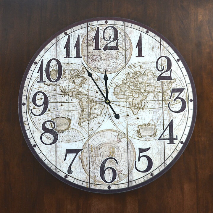 sat zidni s kartom svijeta
