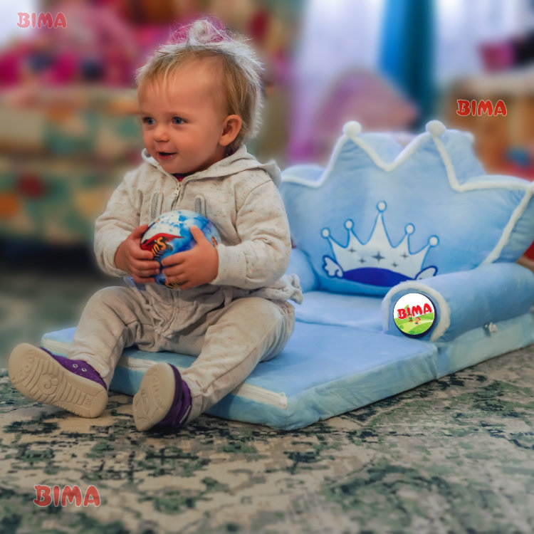 Plava foteljica kruna Bima na kojoj sjedi dijete