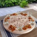 DASKA ZA POSLUŽIVANJE OKRETNA fi 34 cm SA 6 ČAŠICA I GRAVUROM Ni žedni ni gladni