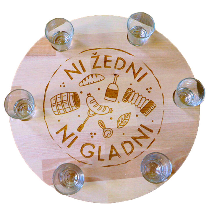 DASKA ZA POSLUŽIVANJE OKRETNA fi 34 cm SA 6 ČAŠICA I GRAVUROM Ni žedni ni gladni