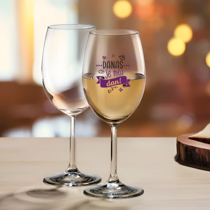POKLON ČAŠA ZA VINO SA POM-POM PRIVJESKOM TISAK 