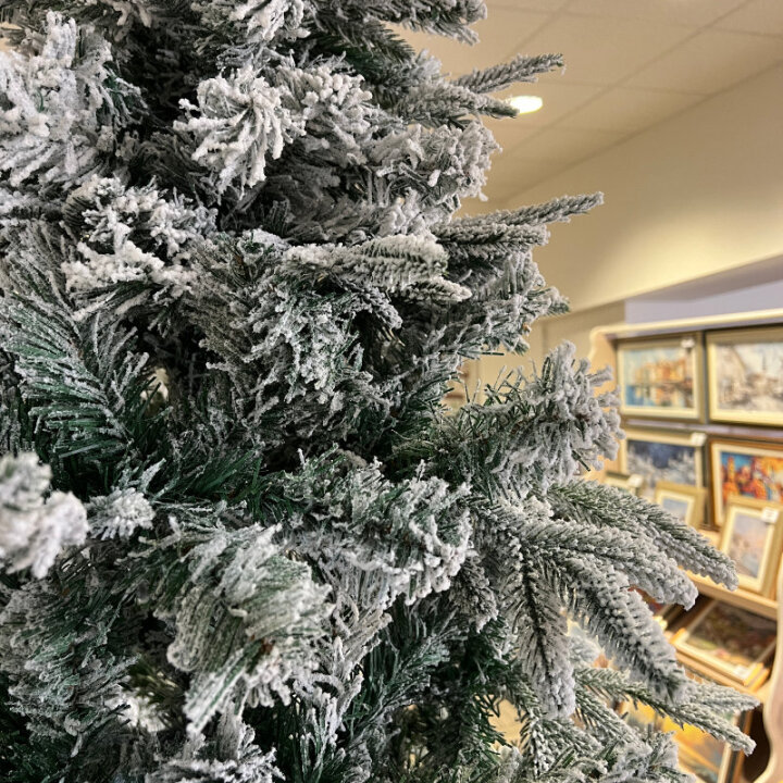 BOŽIĆNO DRVCE FROSTY SA SNIJEGOM I METALNIM STALKOM 240 cm