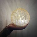 KUGLA S LED SVJETLIMA NA BATERIJE - ZLATNE GLITER LINIJE 12 cm