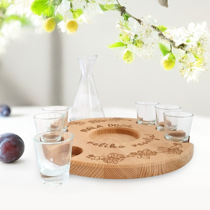 STALAK DRVENI GRAVIRANI NATPIS  Mala doza, veliko veselje SA BOCOM I ŠEST ČAŠICA