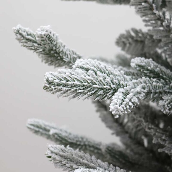 BOŽIĆNO DRVCE ARCTICA SA SNIJEGOM I METALNIM STALKOM 240 cm