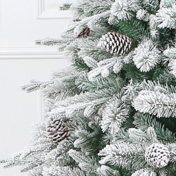 BOŽIĆNO DRVCE AURORA SA SNIJEGOM, ČEŠERIMA I METALNIM STALKOM 210 cm