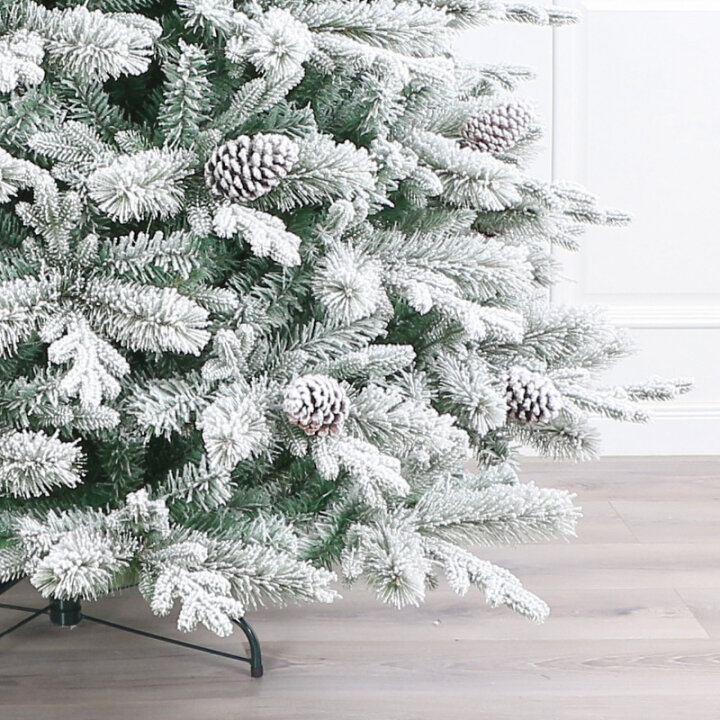 BOŽIĆNO DRVCE AURORA SA SNIJEGOM, ČEŠERIMA I METALNIM STALKOM 210 cm