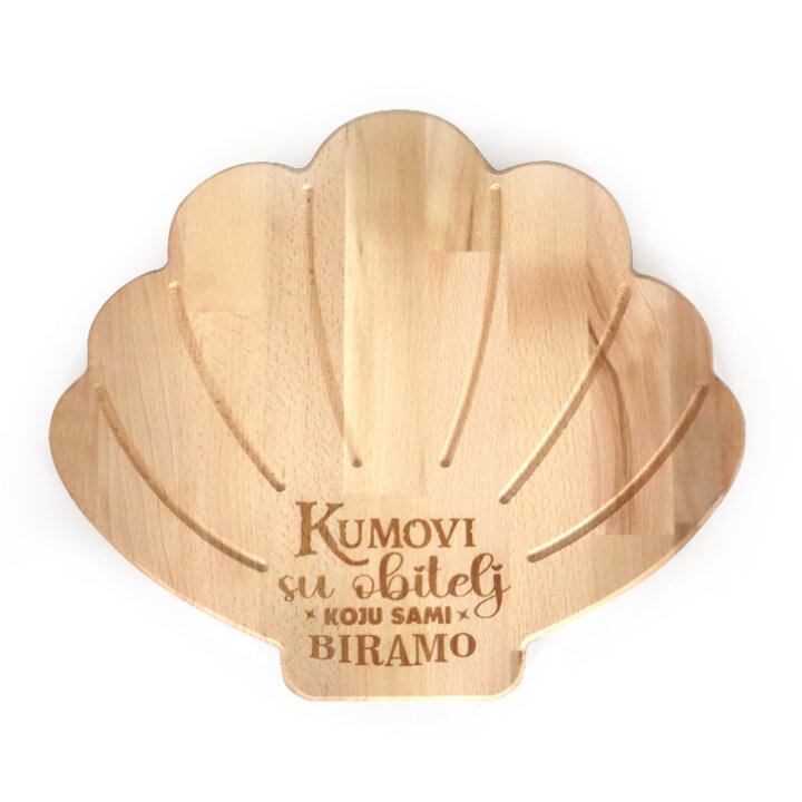 DASKA DRVENA ZA POSLUŽIVANJE ŠKOLJKA S GRAVUROM Kumovi su obitelj...