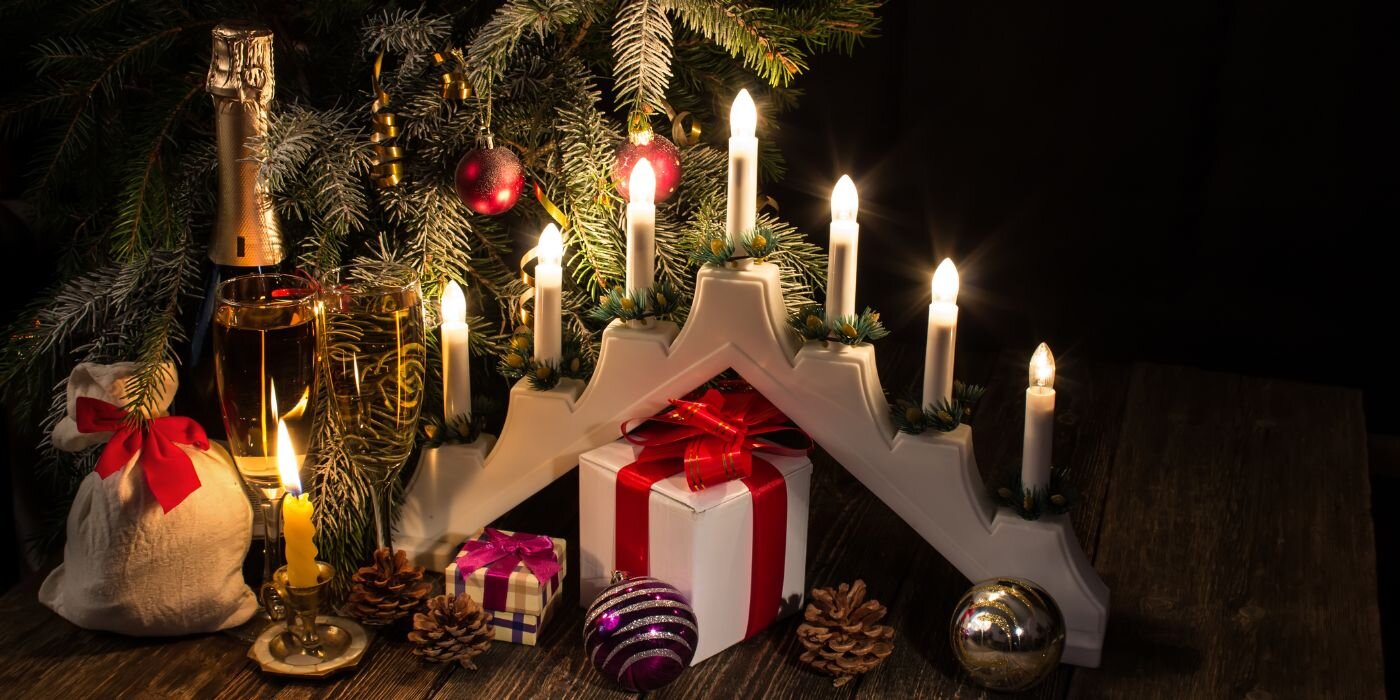 Božićni svijećnjak i božićne dekoracije